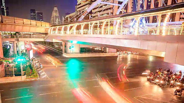 时光流逝夜晚城市高峰时段的交通。视频素材