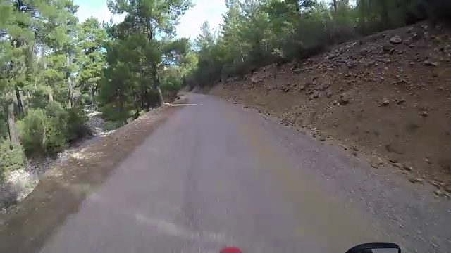 在乡下骑摩托车视频下载