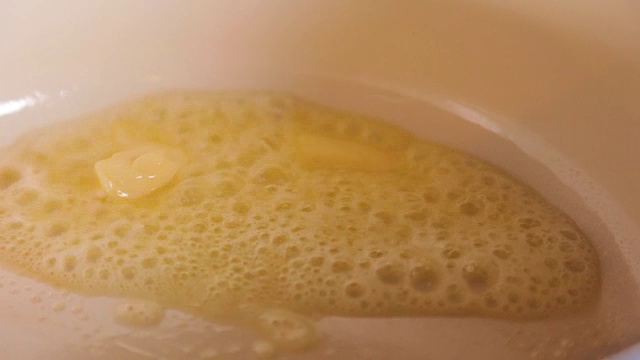 黄油在平底锅里融化视频下载
