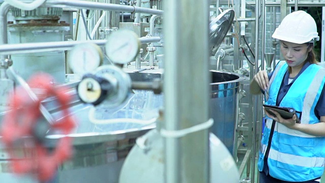 慢镜头:在工厂里使用平板电脑工作的女工程师视频素材