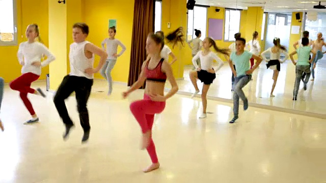 十几岁的男孩和女孩在练习舞蹈视频素材