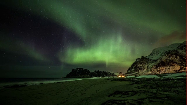 挪威罗浮敦群岛上空的北极光-跟踪拍摄视频素材
