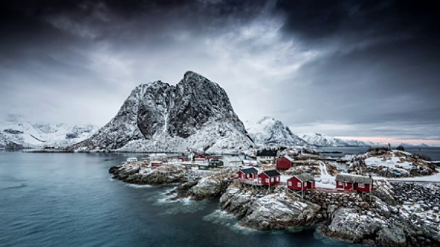 挪威罗浮敦群岛哈姆诺伊渔村的时间流逝，冬天有红色的rorbu房屋视频素材