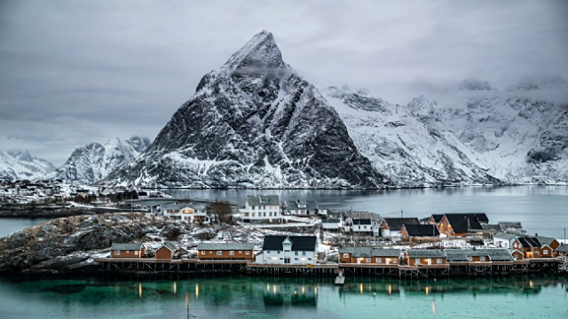 时光流逝:挪威罗浮敦群岛的勒奈村视频素材