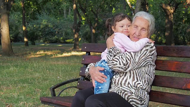 小女孩拥抱奶奶视频下载
