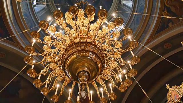 大青铜吊灯在大教堂基督教教堂，特写视频下载