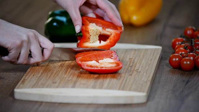 切红辣椒准备食物。视频下载