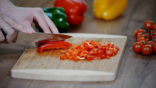切红辣椒准备食物视频素材
