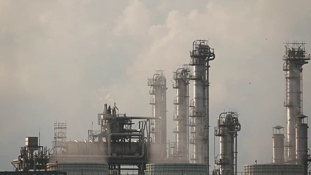 4k:炼油厂的工业锅炉工作视频素材