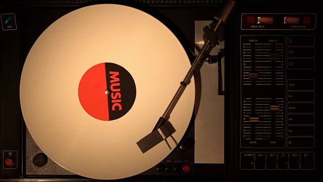 唱针在黑胶唱片上转动的唱机转盘视频素材
