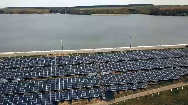 河边的太阳能电池板。视频素材