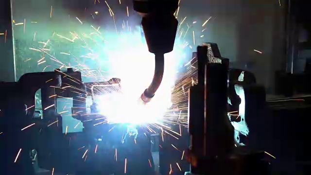 工业机器人是工厂中移动焊接汽车零件视频素材