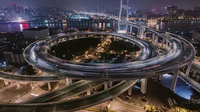 中国上海，多个高速公路和立交桥夜间高峰时段的交通视频下载