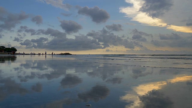 日落时分库塔海滩上的镜头移动。印尼巴厘岛视频素材