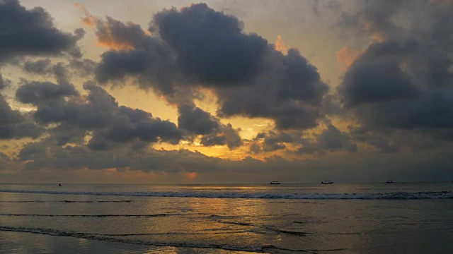库塔海滩落日的云彩。印度尼西亚巴厘岛，4K超高清电视视频素材
