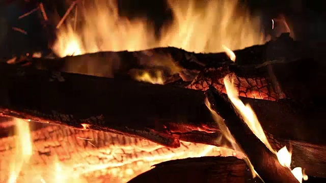 木头在晚上燃烧视频素材