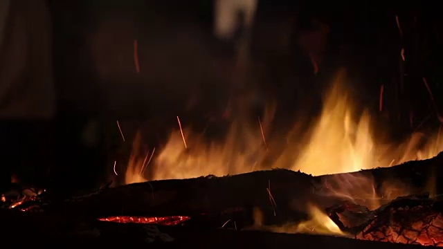 火在夜间燃烧视频素材