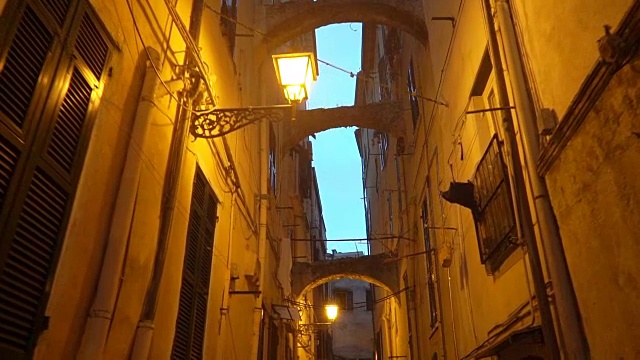 一条狭窄的步行街，位于古老的欧洲小镇视频素材