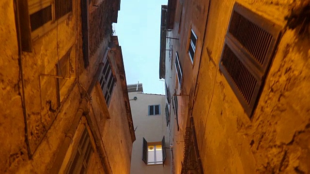 一条狭窄的步行街，位于古老的欧洲小镇视频素材