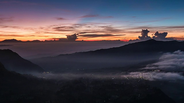 Java,印度尼西亚。清晨时光流逝，爪哇岛的自然景观。日出的云彩和雾山。UHD 4 k视频下载