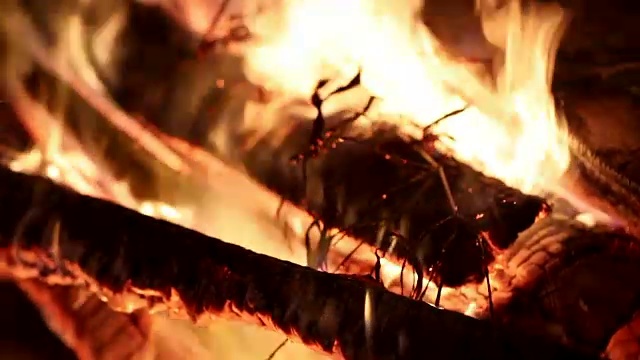火在夜间燃烧的特写视频素材