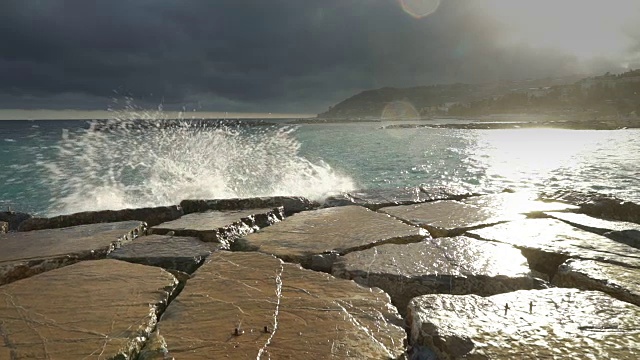 巨大的海浪拍打着海岸的悬崖视频素材