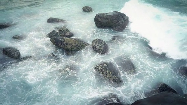 巨大的海浪拍打着海岸的岩石视频素材