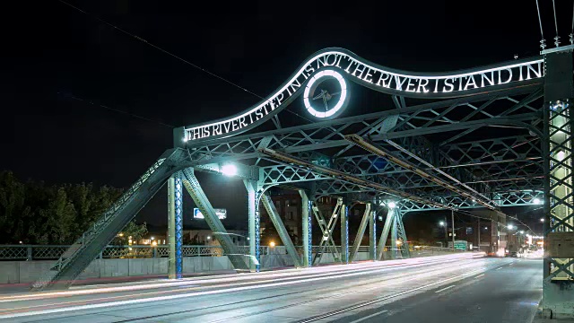 夜间城市桥梁交通视频素材