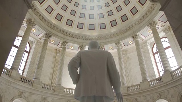 美国参议院罗素办公大楼圆形大厅在华盛顿特区-倾斜起来视频素材