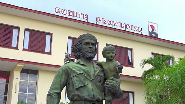 古巴圣克拉拉:缩小镜头，切·格瓦拉和孩子，卡斯托·索拉诺的雕塑视频素材