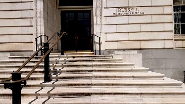 走上华盛顿特区美国参议院罗素办公大楼的台阶视频素材