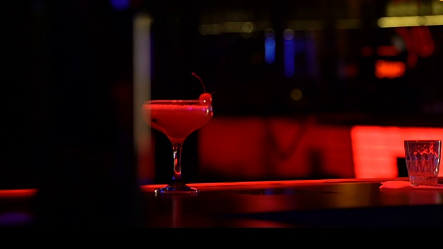 西装男在酒吧点酒，下班后放松，晚上的生活方式视频下载