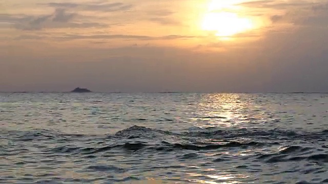 《暮光之城》的海洋游泳视频下载
