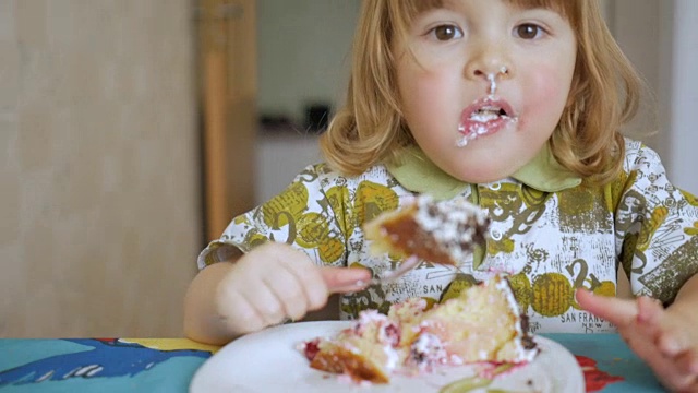 吃蛋糕的女孩视频素材