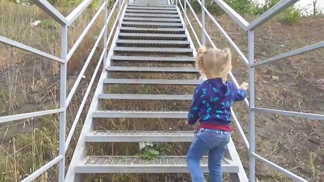 小女孩爬楼梯在公园，玩女孩踏，走，儿童视频素材