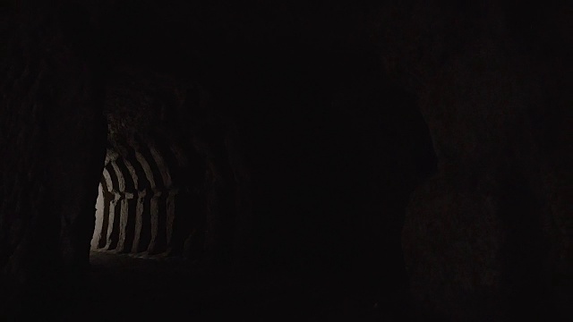 隧道上行走的人视频下载