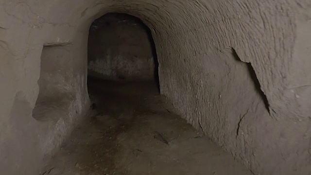 隧道上行走的人视频下载