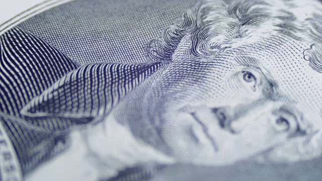 两美元钞票上缓慢旋转的托马斯·杰斐逊头像视频下载