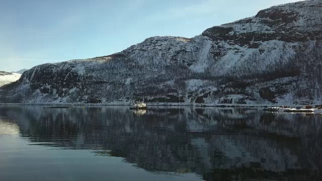 挪威北部特罗姆瑟省希勒沙姆峡湾的渔场视频下载
