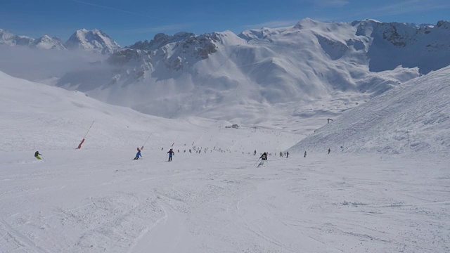 冬季滑雪者在山上下山的滑雪场视频素材