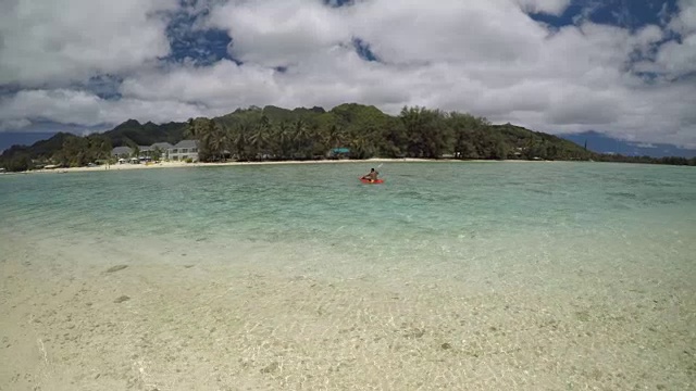 太平洋岛民皮划艇在Muri泻湖拉罗汤加库克群岛视频素材