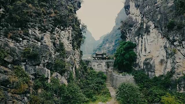 古老的庙宇中国庙宇在岩石在Tam Coc视频下载