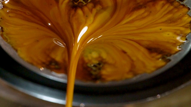 咖啡从浓缩咖啡机滴下来的慢镜头。视频下载