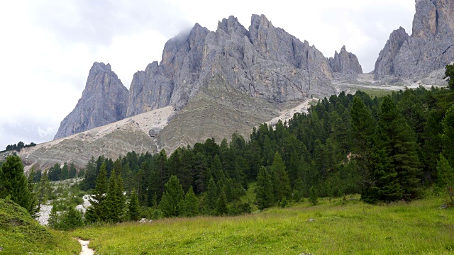 圣玛达莱娜圣玛达莱娜瓦尔迪富内斯在Dolomites意大利阿尔卑斯山与Furchetta峰的视频视频素材