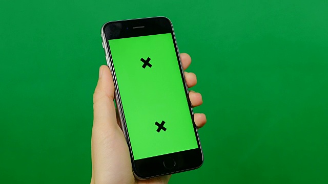 绿色背景上的空白绿色屏幕手机。视频素材