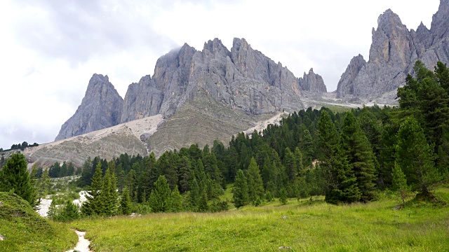 圣玛达莱娜圣玛达莱娜瓦尔迪富内斯在Dolomites意大利阿尔卑斯山与Furchetta峰的视频视频素材