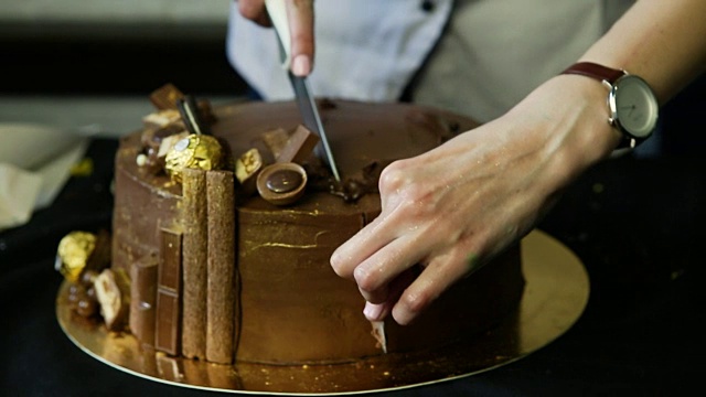 糖果师傅用刀切大巧克力蛋糕视频素材