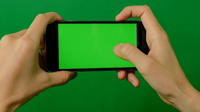 女商人用绿色背景的空白绿色屏幕手机。视频素材