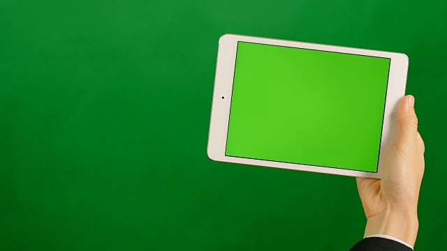 绿色背景上的空白绿色屏幕平板电脑。视频素材
