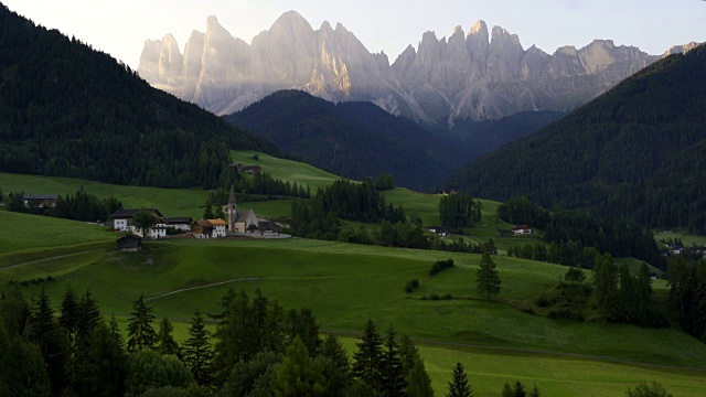 圣玛达莱娜的视频圣玛达莱娜瓦尔迪富内斯在Dolomites意大利阿尔卑斯山和Furchetta峰的背景视频素材